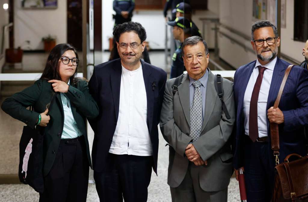 AME6077. BOGOTÁ (COLOMBIA), 28/07/2025.- El senador de Colombia Iván Cepeda (2-i), su abogado Reinaldo Villalba (2-d) y el abogado Miguel Ángel del Río Malo (d) posan al finalizar la audiencia contra el expresidente colombiano Álvaro Uribe este lunes, en Bogotá (Colombia). La jueza Sandra Heredia condenó a Uribe por los delitos de soborno en actuación penal y fraude procesal y absuelto del de soborno simple. EFE/ Mauricio Dueñas Castañeda