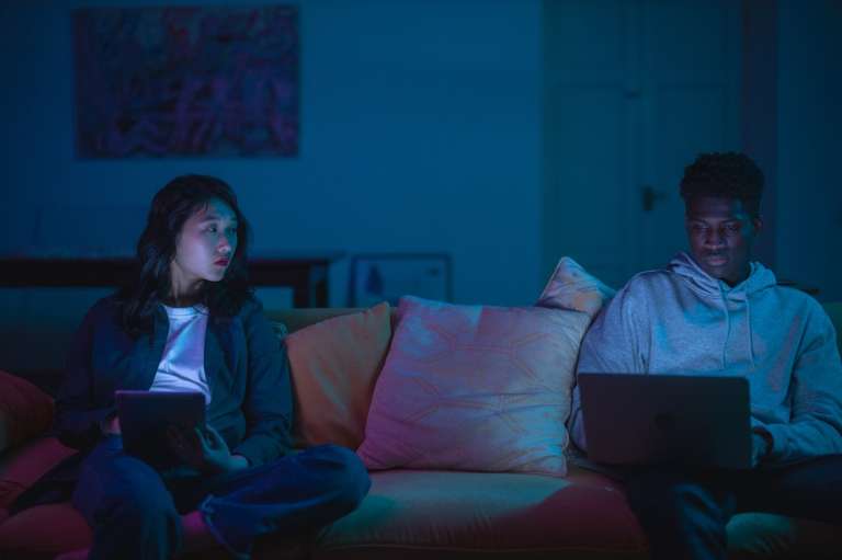 Tauro:
Los nacidos bajo este signo confían en sus parejas, pero también son celosos y posesivos. A pesar de que son apasionados, suelen sentirse inseguros en el terreno amoroso. Por esto visualizarán posibles escenarios de infidelidad y querrán constantes confirmaciones de la lealtad y devoción de sus parejas.
Como los toros, pueden ser personas cuya furia sea difícil de controlar. Así que expresarán sin reparo cuando vean que hay personas o situaciones que los pone a pensar en cuanto a su pareja. Si llegan a confirmar sus sospechas, los culpables perderán la confianza de Tauro de manera indefinida.
