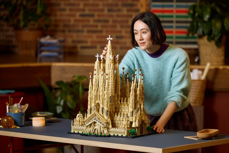 LEGO lanzó un set de la Sagrada Familia para conmemorar los 100 años sin Antoni Gaudí