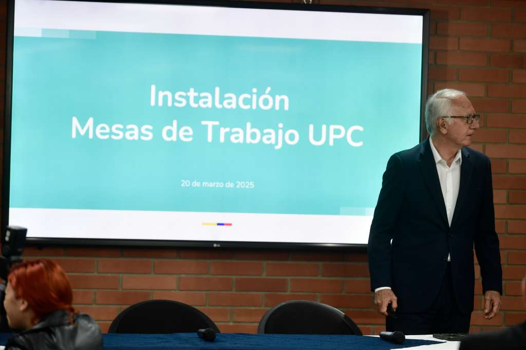 Ministro de Salud durante la instalación de la mesa de trabajo ordenada por la Corte Constitucional para ajustar la Unidad de Pago por Capitación (UPC) de 2024, declarada previamente insuficiente.