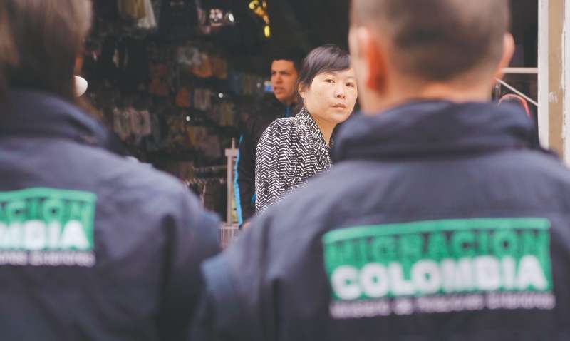 El lunes pasado, Migración Colombia retuvo a 12 asiáticos en un operativo en San Victorino, en el centro de la ciudad. / Óscar Pérez - El Espectador