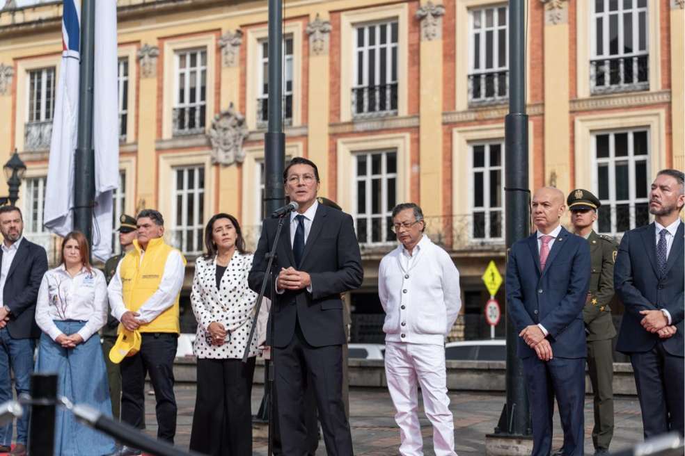 El registrador Hernán Penagos y presidente Gustavo Petro abrieron urnas este 31 de mayo para votar la primera vuelta presidencial.