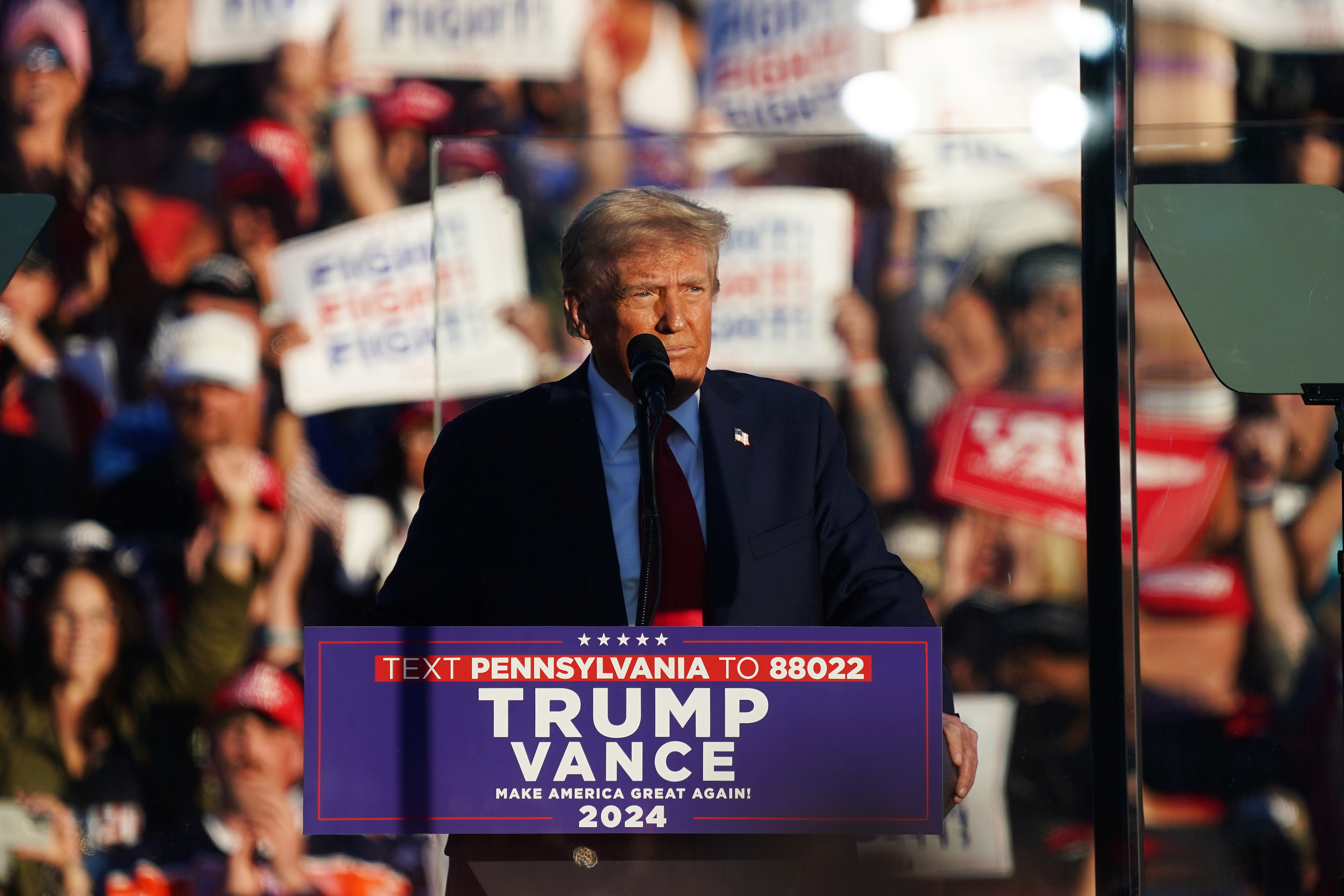Butler (United States), 05/10/2024.- Former US President and Republican presidential nominee Donald Trump speaks at a rally in Butler, Pennsylvania, USA, 05 October 2024. The rally is taking place at the same location where a gunman attempted to assassinate former president Trump in July. (Elecciones) EFE/EPA/WILL OLIVER