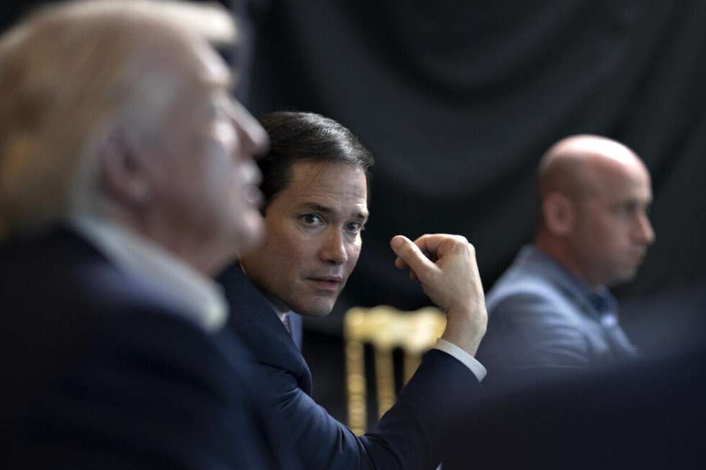 PALM BEACH (United States), 03/01/2026.- A handout picture made available by the White House Press Office shows US Secretary of State Marco Rubio (C), alongside US President Donald Trump (L), watching 'Operation Absolute Resolve', the US raid that captured Venezuelan President Nicolas Maduro, at Mar-a-Lago in Palm Beach, Florida, USA, 03 January 2026. President Trump subsequently announced that US forces have successfully captured Venezuelan President Nicolas Maduro and his wife during a series of large-scale overnight strikes on Caracas on 03 January 2026. EFE/EPA/WHITE HOUSE PRESS OFFICE HANDOUT --BEST QUALITY AVAILABLE-- HANDOUT EDITORIAL USE ONLY/NO SALES