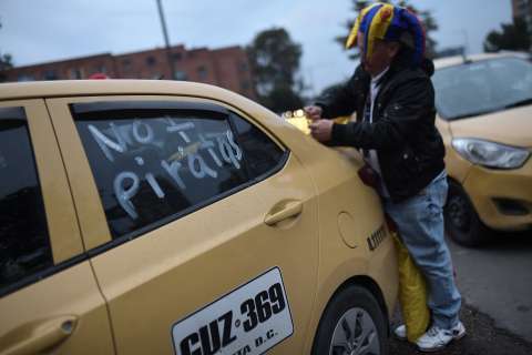 Buses vandalizados y vías bloqueadas: balance inicial del paro de taxistas