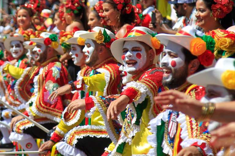 AME5930. BARRANQUILLA (COLOMBIA), 19/02/2023.- Miembros de una comparsa participan hoy en la Gran Parada de Tradición, el segundo desfile del Carnaval de Barranquilla, que representa la esencia de esta festividad, la más representativa y popular del país, en Barranquilla (Colombia). Con una gran puesta en escena bajo la idea de "una tradición hecha patrimonio", el Carnaval de Barranquilla celebró este domingo su segundo gran desfile por el Cumbiódromo de la Vía 40, en el cual se le rindió homenaje a las danzas especiales y de relación. EFE/ Ricardo Maldonado Rozo