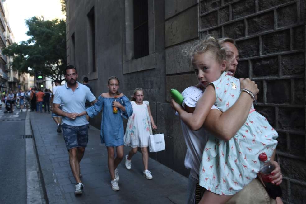Un joven de origen magrebí con residencia legal en España, habría alquilado la furgoneta con que fueron arrolladas las víctimas en Las Ramblas. / AP