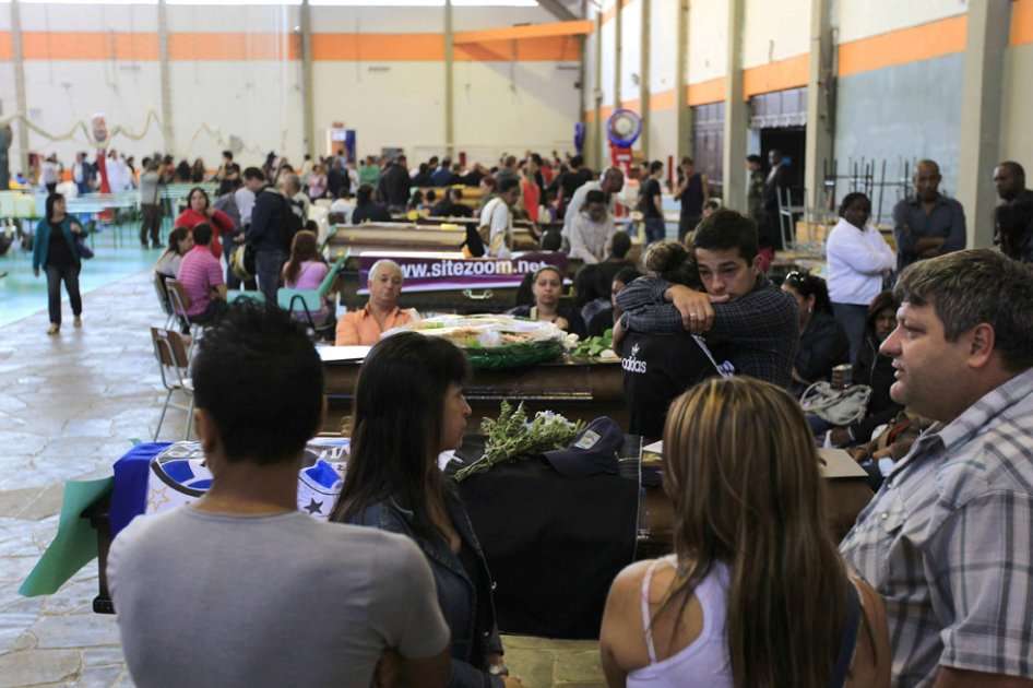 Familiares lloran sus seres queridos durante velorio de las víctimas en el Centro Deportivo Municipal de Santa María, Brasil. / EFE