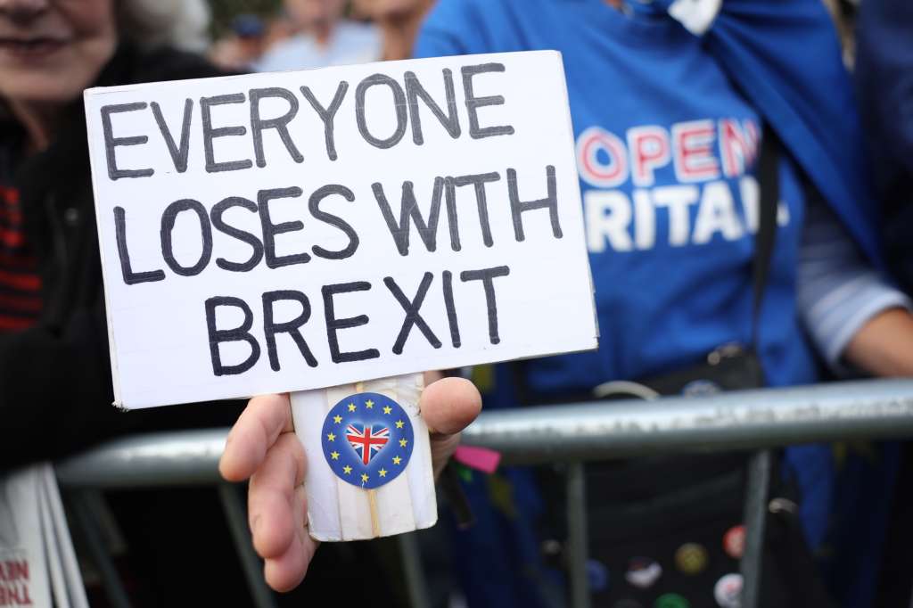 -FOTODELDÍA- LONDRES (REINO UNIDO), 23/09/2023.- Una persona sostiene un cartel en el que puede leerse en inglés 'Todo el mundo pierde con el Brexit' durante la marcha 'Rejoin' (lit. 'Volved a uníos') para reclamar el reingreso del país en la Unión Europea, este sábado en Londres (Reino Unido). EFE/ Isabel Infantes