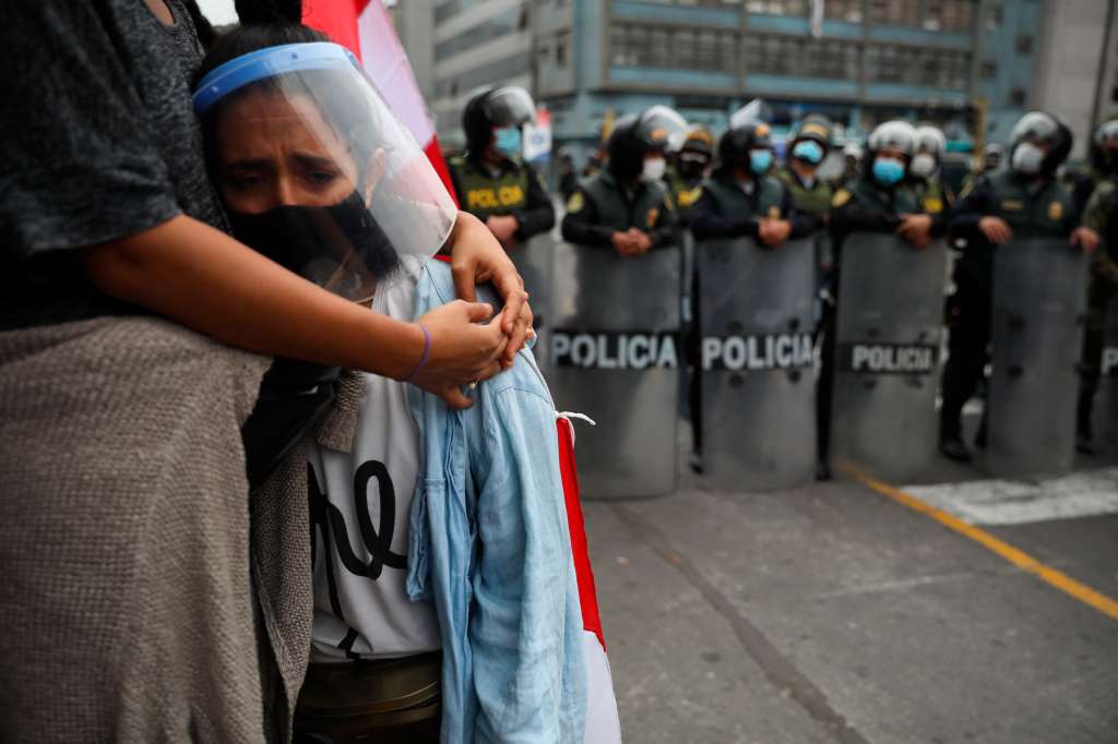 En noviembre el caos llegó a Perú, que en menos de una semana tuvo tres presidentes, en medio de protestas y caos social. Martín Vizcarra fue destituido por corrupción; su sucesor, Manuel Merino, renunció acosado por la muerte de dos manifestantes en las protestas y finalmente asumió el congresista Francisco Sagasti. La crisis más grave en años en Perú.