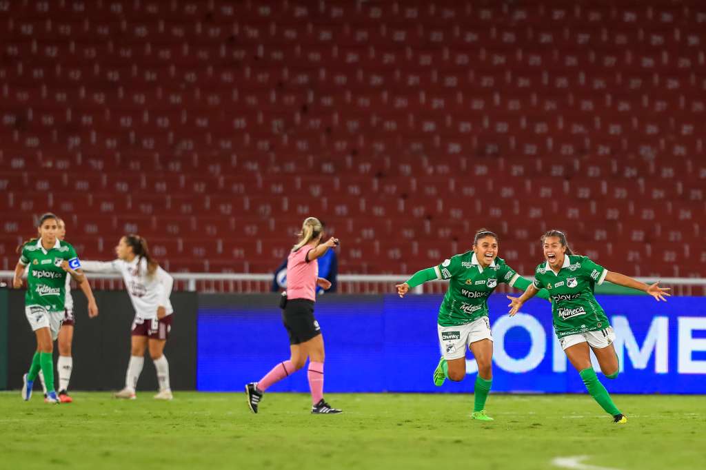 AME7256. QUITO (ECUADOR), 22/10/2022.- La jugadora del Deportivo Cali de Colombia, Elexa Bahr (i), celebra el segundo gol anotado al Ferroviaria de Brasil, durante un partido de la Copa Libertadores Femenina, hoy en Quito (Ecuador). EFE/José Jácome