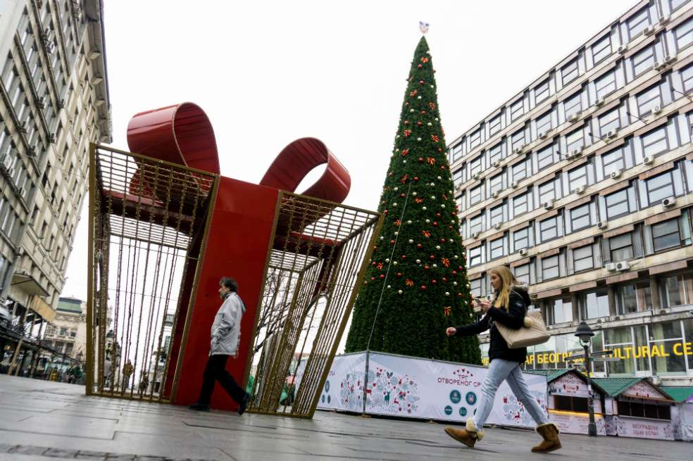 El árbol artificial fue colocado en la principal calle comercial de la ciudad, la Knez Mihajlova. / AFP