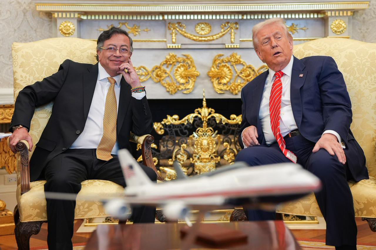 AME1532. WASHINGTON (ESTADOS UNIDOS), 03/02/2026.- Fotografía publicada en la red social X en la cuenta @infopresidencia que muestra al presidente de Colombia, Gustavo Petro (i), junto a su homólogo de Estados Unidos, Donald Trump, durante una reunión este martes, en la Casa Blanca, en Washington (Estados Unidos). La reunión entre Trump y su homólogo Petro, se está desarrollando a puerta cerrada y sin acceso a la prensa. EFE/ @infopresidencia /SOLO USO EDITORIAL NO VENTAS /SOLO DISPONIBLE PARA ILUSTRAR LA NOTICIA QUE ACOMPAÑA (CRÉDITO OBLIGATORIO)