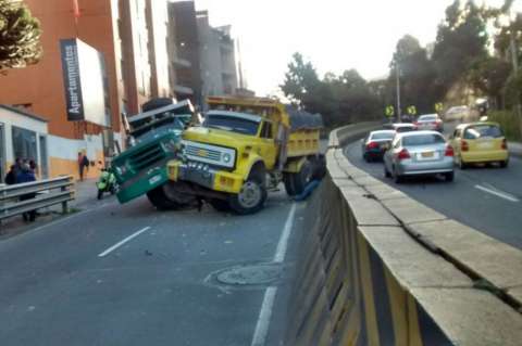 Choque entre dos volquetas paraliza movilidad en la Circunvalar