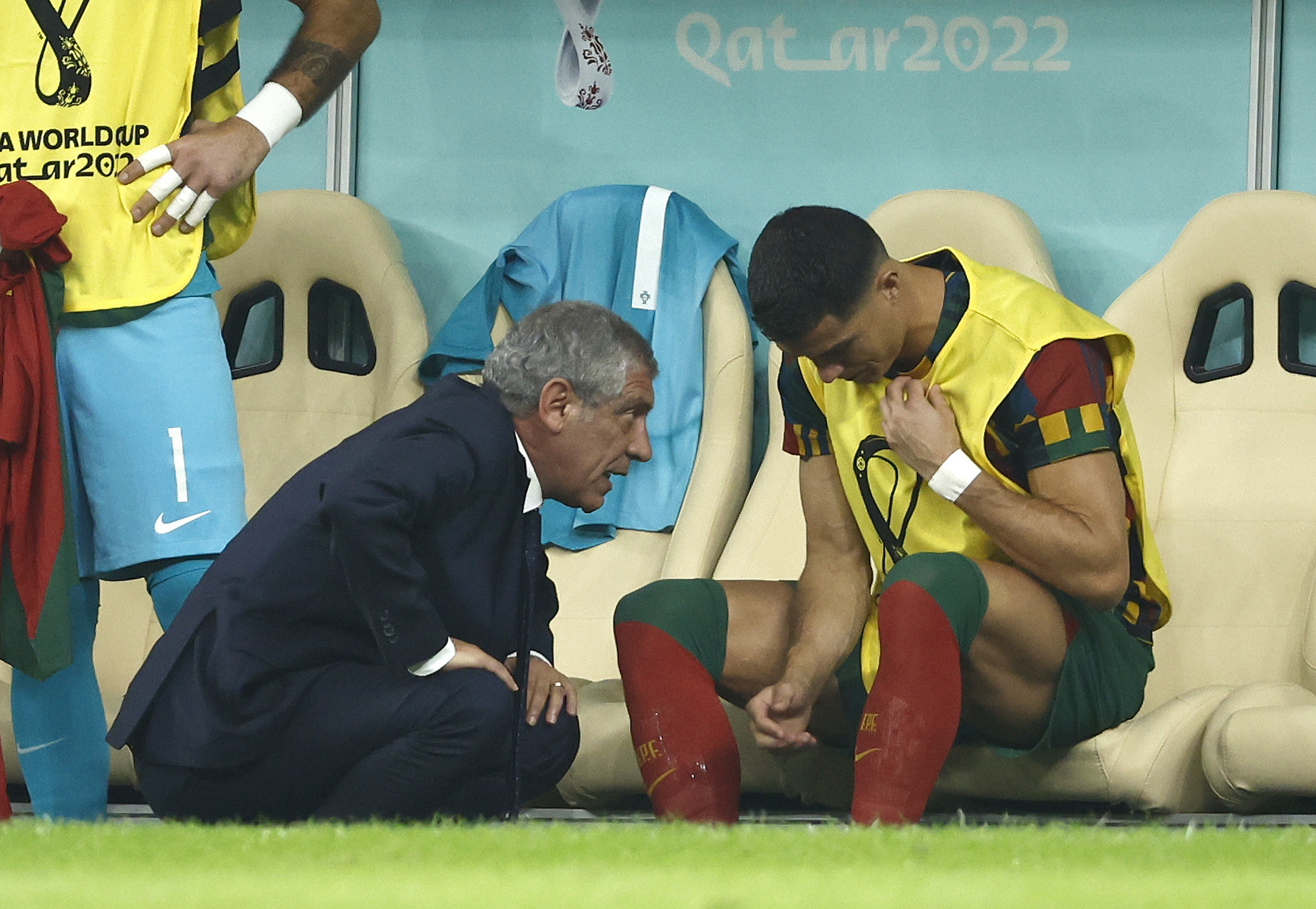 FOTOGALERÍA RESUMEN DEL MUNDIAL DE FÚTBOL 21 DE 32 -. LUSAIL (CATAR), 06/12/2022.- El seleccionador de Portugal Fernando Santos (i) habla con Cristiano Ronaldo hoy, en un partido de los octavos de final del Mundial de Fútbol Qatar 2022 entre Portugal y Suiza en el estadio de Lusail (Catar). EFE/José Méndez