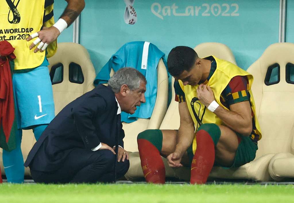 FOTOGALERÍA RESUMEN DEL MUNDIAL DE FÚTBOL 21 DE 32 -. LUSAIL (CATAR), 06/12/2022.- El seleccionador de Portugal Fernando Santos (i) habla con Cristiano Ronaldo hoy, en un partido de los octavos de final del Mundial de Fútbol Qatar 2022 entre Portugal y Suiza en el estadio de Lusail (Catar). EFE/José Méndez