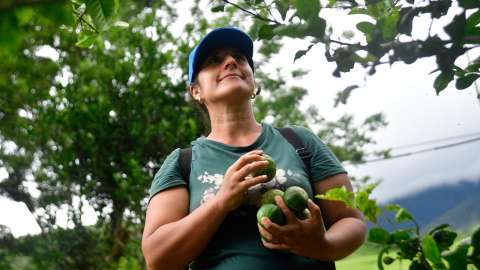La historia detrás del freno a extorsiones de bandas de Buenaventura al mercado campesino