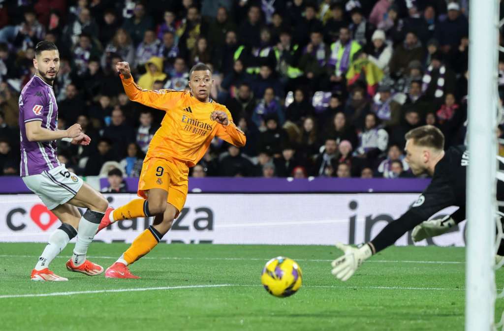 VALLADOLID. 25/01/25. El delantero francés del Real Madrid Kylian Mbappé remata para marcar su segundo gol contra el Valladolid, durante el partido de la jornada 21 de LaLiga que Real Valladolid y Real Madrid disputan hoy sábado en el estadio José Zorrilla. EFE/R. García