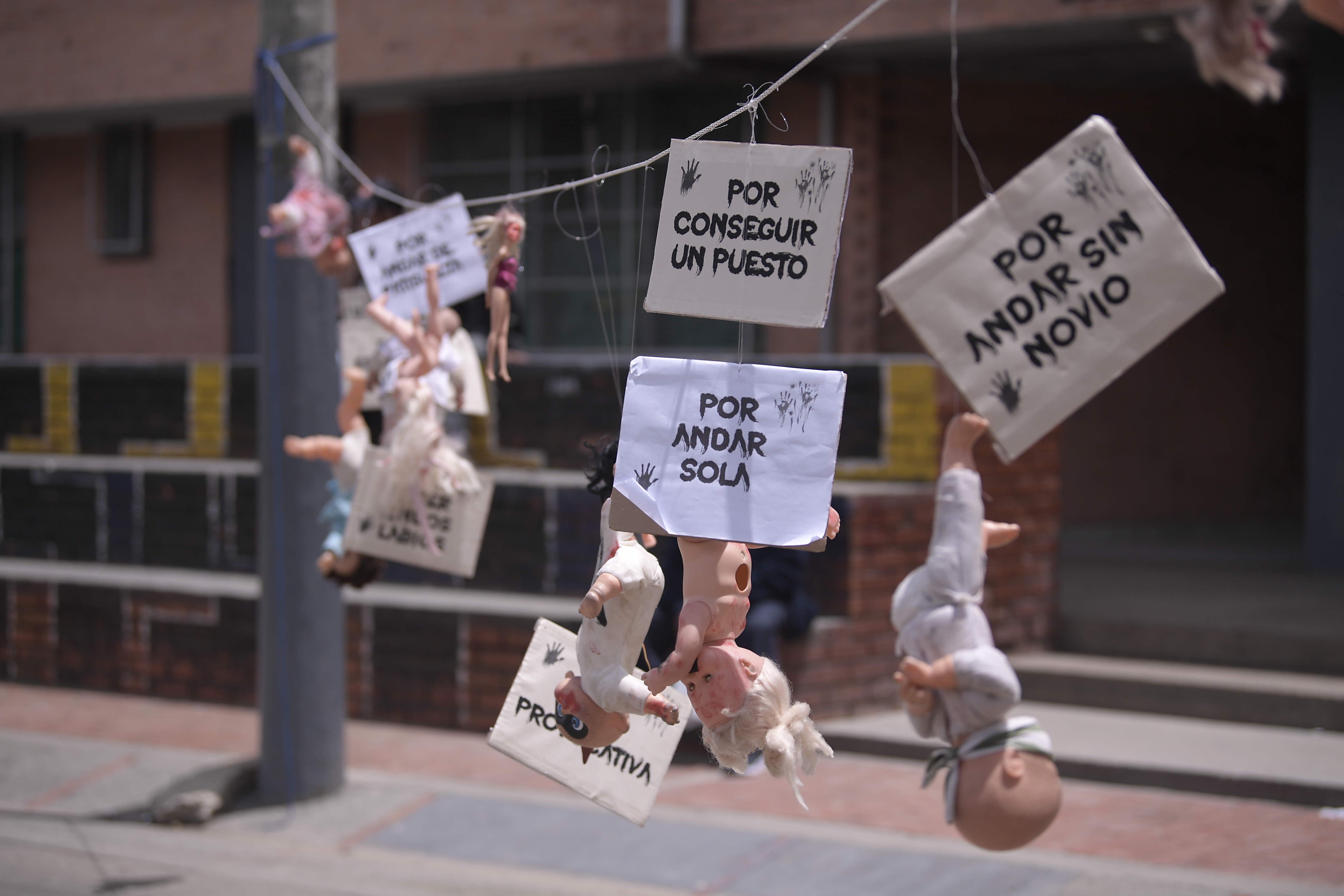 Frente a las instalaciones de este colegio en Bogotá, la Red de Artistas en Resistencia (RAR), realizó una instalación como forma de protesta ante los casos de violencia sexual que han sido denunciados en esa institución.