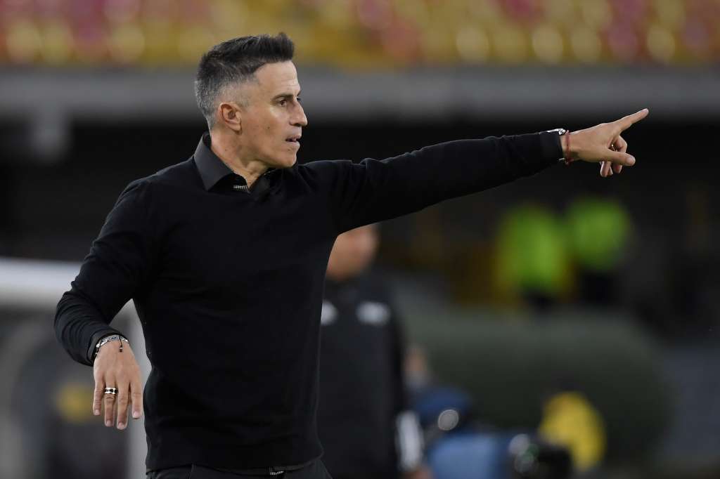 Director técnico de Santa Fe, en el partido por la primera fecha de la Liga BetPlay 2024-II.