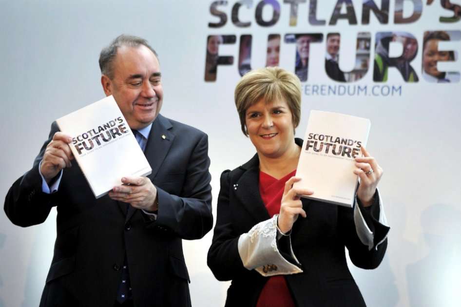 Primer ministro de Escocia, Alex Salmond, y la viceprimer ministro Nicola durante una conferencia para lanzar el tan esperado "libro blanco" de su gobierno.