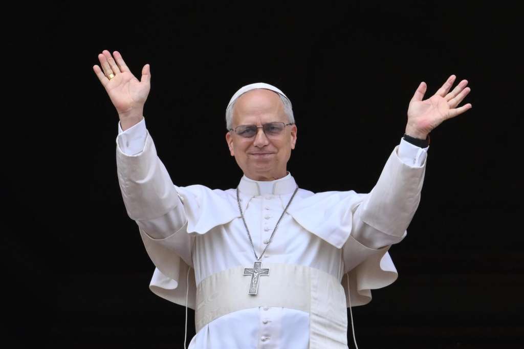 Vatican City (Vatican City State (Holy See)), 11/05/2025.- Pope Leo XIV waves as he leads the Regina Caeli prayer from the central loggia of Saint Peter's Basilica in Vatican City, 11 May 2025. (Papa) EFE/EPA/ALESSANDRO DI MEO