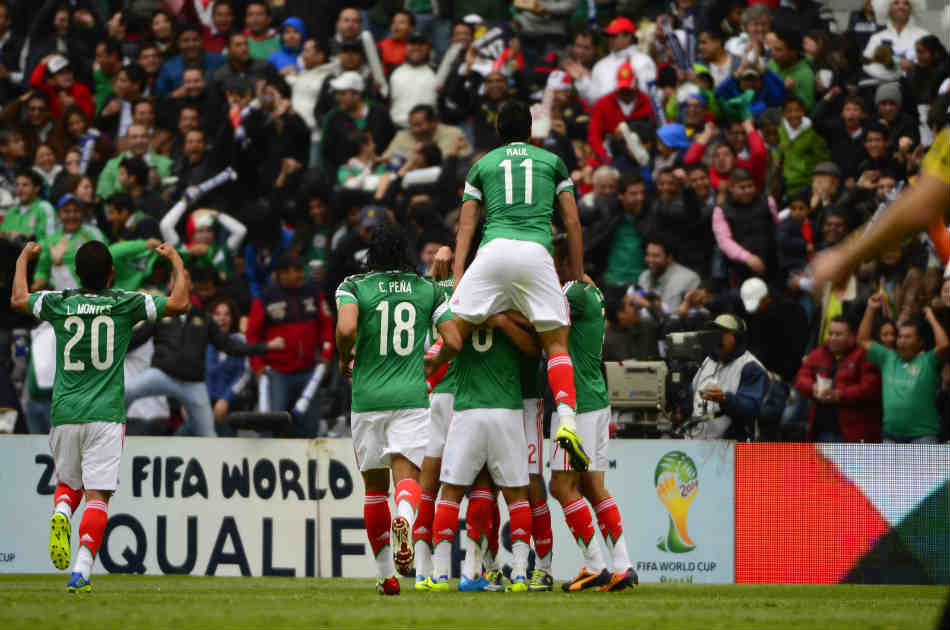 Los jugadores mexicanos celebran ante los 105 mil espectadores que asistieron al Estadio Azteca. / AFP
