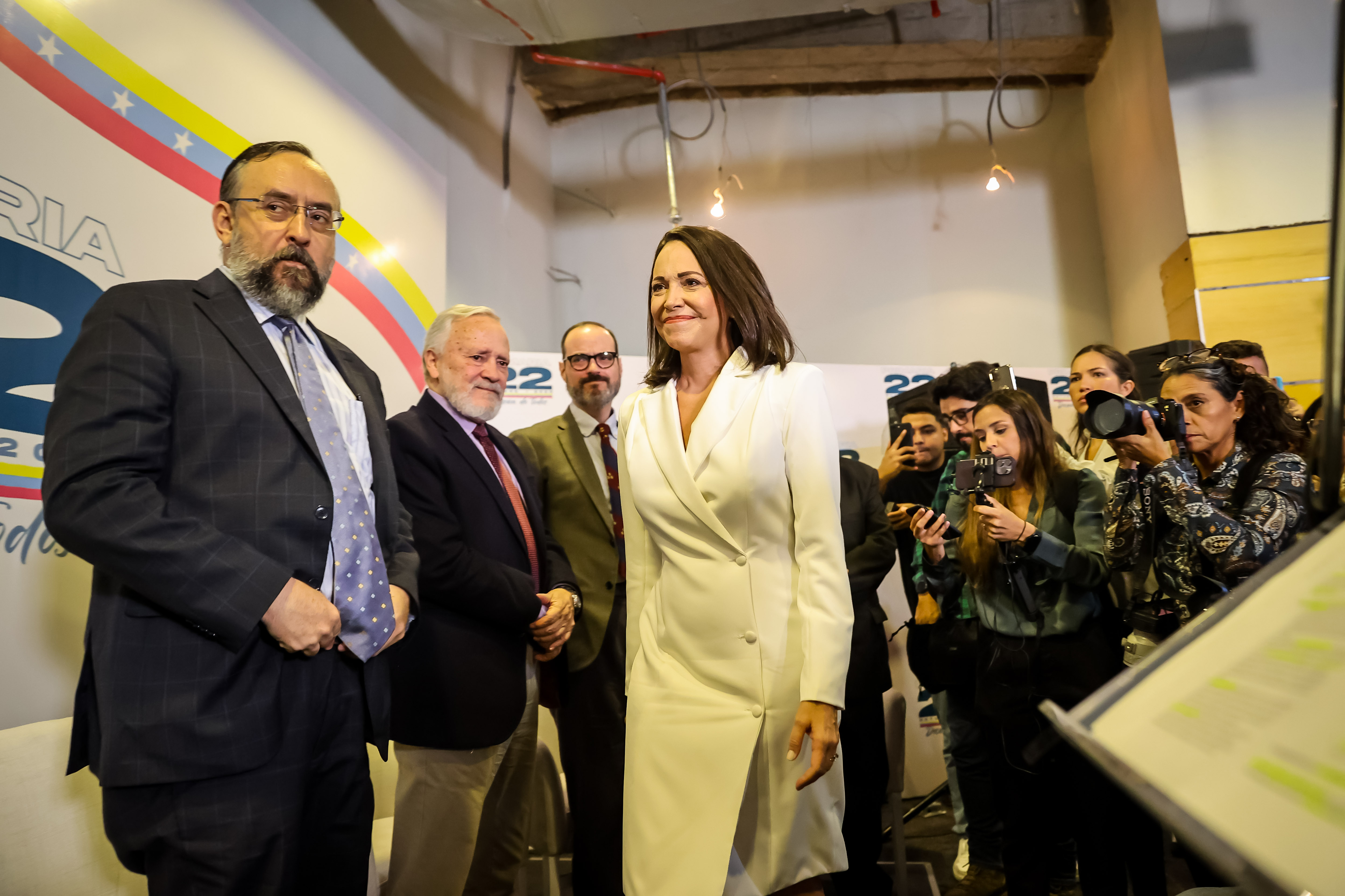 AME837. CARACAS (VENEZUELA), 26/10/2023.- La candidata Maria Corina Machado recibe de los Miembros de la Comisión Nacional de Primarias el documento que la proclama como ganadora de las elecciones internas de la oposición, hoy en Caracas (Venezuela). La exdiputada María Corina Machado, vencedora indiscutible de las elecciones primarias de Venezuela con 92 % de los votos, fue proclamada este jueves como la candidata de la oposición mayoritaria para las elecciones presidenciales de 2024, en las que buscará derrotar al chavismo, en el poder desde hace 24 años. EFE/ Miguel Gutiérrez