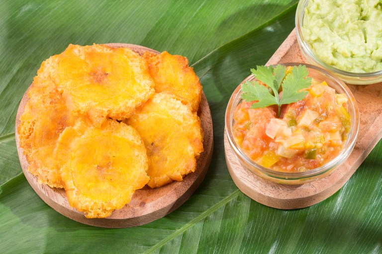 Patacones con queso costeño y hogao: receta fácil y crujiente