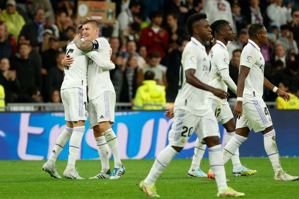 MADRID, 22/10/2022.- Los jugadores del Real Madrid, el uruguayo Fede Valverde (i) y el alemán Toni Kroos celebran el tercer gol del equipo madridista durante la jornada 11 de primera división que han disputado hoy sábado frente al Sevilla en el estadio Santiago Bernabéu, en Madrid. EFE / Mariscal.