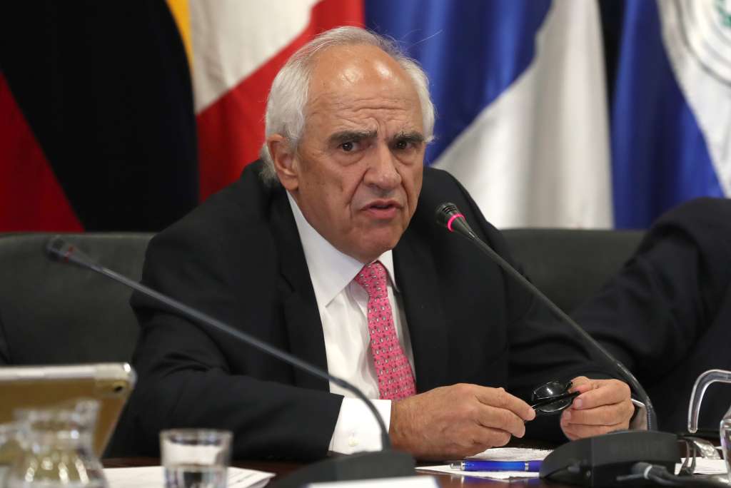 AME8924. MONTEVIDEO (URUGUAY), 03/07/2024.- El expresidente colombiano Ernesto Samper habla durante la presentación del Diplomado en Integración de América Latina y el Caribe de la Corporación Escenarios, el banco CAF y la Universidad Externado de Colombia, este miércoles en la sede de la Aladi en Montevideo (Uruguay). El expresidente colombiano Ernesto Samper aseguró que Latinoamérica "nunca había estado tan desintegrada" y "necesitado tanto la integración" como ahora y, alineado con el uruguayo José Mujica, llamó a "reconstruir la institucionalidad" del multilateralismo regional. EFE/Alejandro Prieto