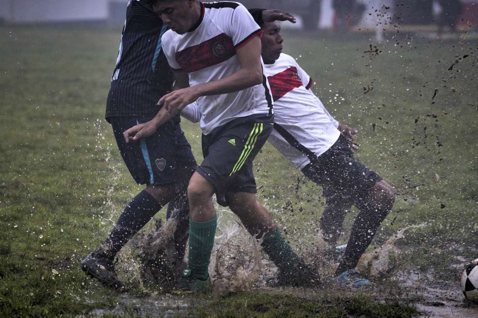 "Desde la tribuna el partido se ve como en la pantalla de un viejo televisor. La neblina espesa impone el gris como color universal en este encuentro amistoso". /Foto: Paul Smith