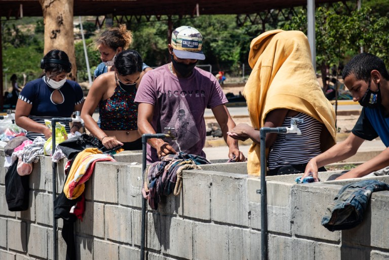 4. Los migrantes venezolanos lavan su ropa en un centro de cuarentena en el estado fronterizo de Táchira después de regresar a su país desde el extranjero. En los centros de cuarentena establecidos por las autoridades, los equipos de MSF han construido duchas y puntos de lavado e instalado sistemas de agua para que las personas en cuarentena puedan acceder a agua potable limpia.