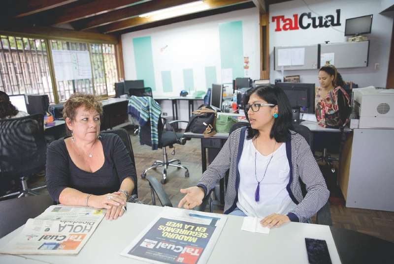 Los medios de comunicación, asediados por las medidas de censura de Maduro, se han trasladado a otras plataformas. / AP