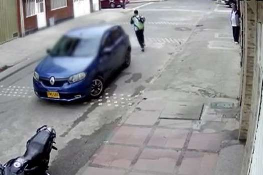 Los hechos sucedieron el sábado 3 de agosto en el barrio Fátima de la localidad de Tunjuelito. El padre de la víctima resultó herido y se encuentra fuera de peligro.