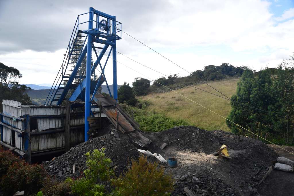 Mujer que trabaja en la mina de carbón El Curubo, en la vereda El Tablón, que se encuentra en el municipio de Cucunubá, Cundinamarca