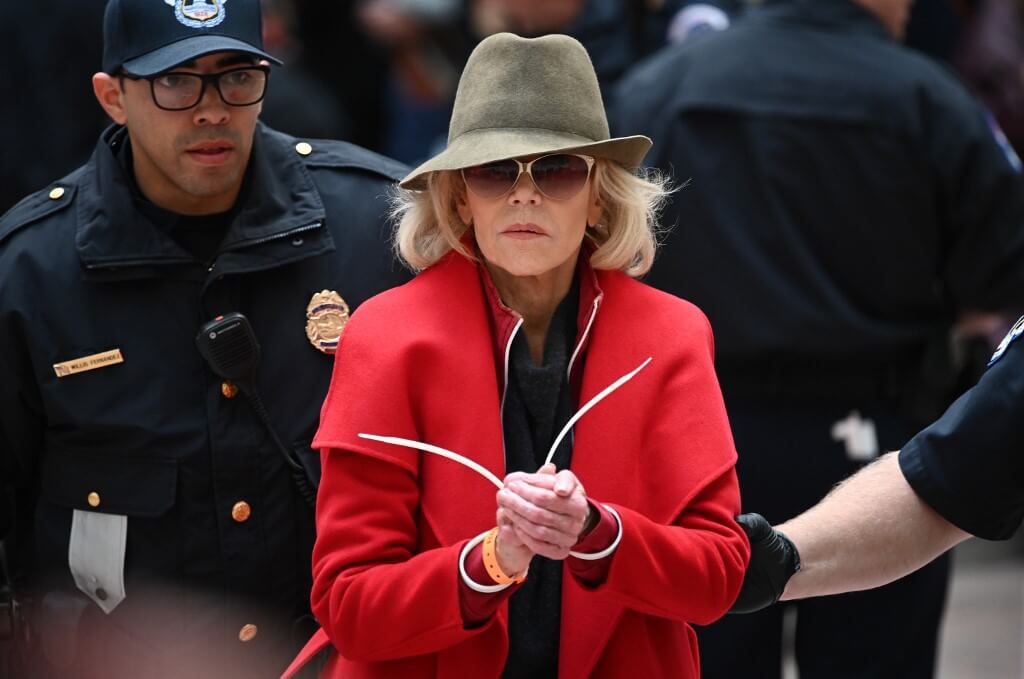 Jane Fonda dice que participará en las marchas hasta que tenga que regresar a Hollywood para grabar la nueva temporada de "Grace and Frankie".                / AFP