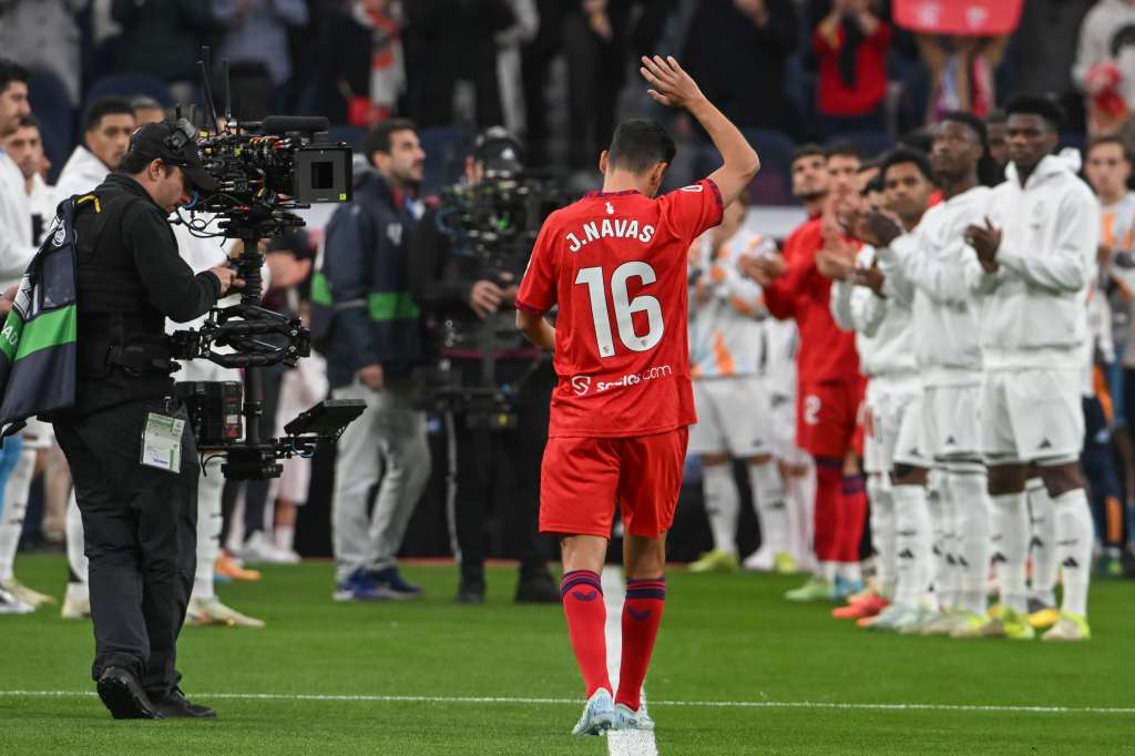 MADRID, 22/12/2024.- El defensa del Sevilla Jesús Navas recibe un homenaje en su último partido como futbolista profesional antes del encuentro de LaLiga entre el Real Madrid y el Sevilla, este domingo en el estadio Santiago Bernabéu. EFE/ Fernando Villar