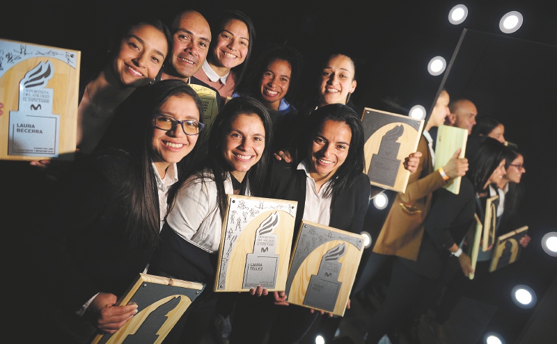 La selección femenina de Colombia de fútbol de salón con los galardones que las certifican como "el mejor equipo del año" para El Espectador. / Nelson Sierra Gutiérrez