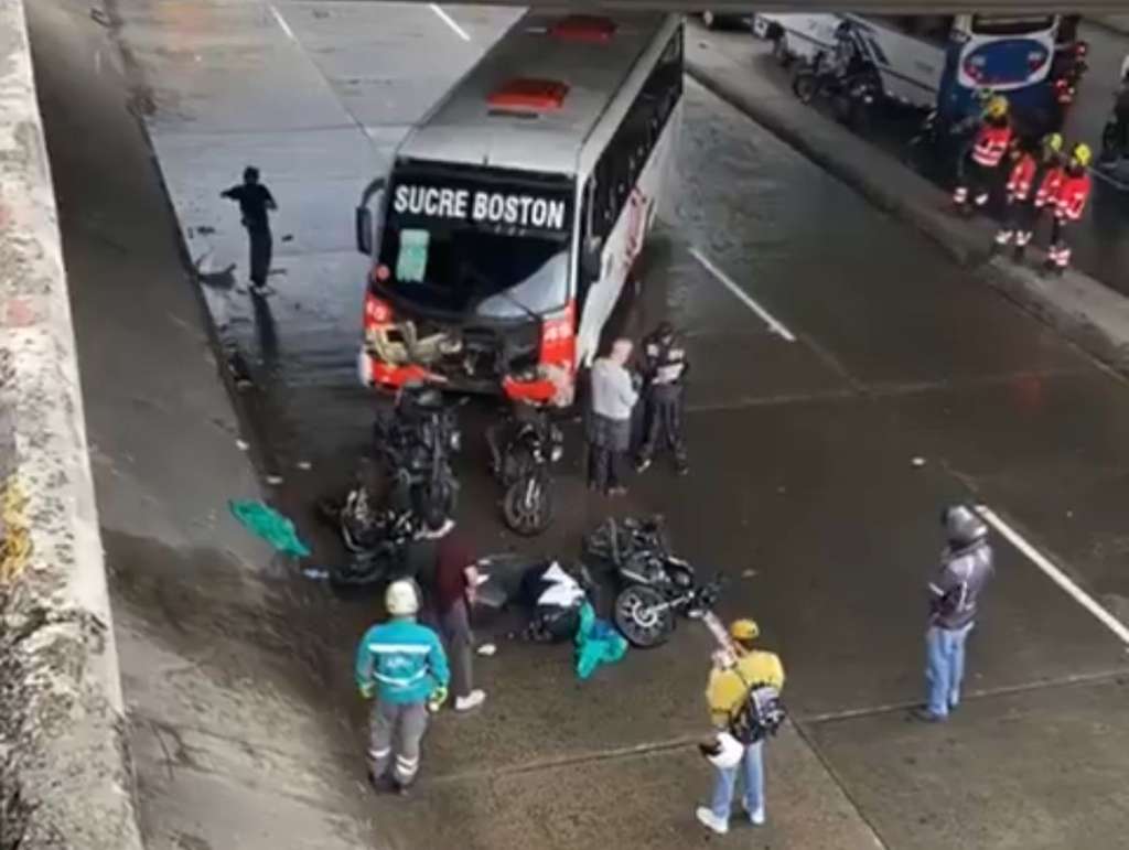 Los motociclistas se resguardaban de la lluvia bajo en puente en la avenida San Juan cuando el bus los arrolló.