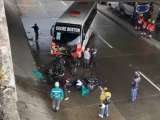 Bus arrolló a cinco motociclistas que esperaban que pasara la lluvia en Medellín