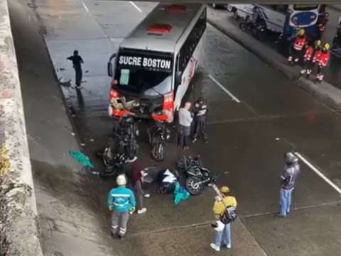 Bus arrolló a cinco motociclistas que esperaban que pasara la lluvia en Medellín