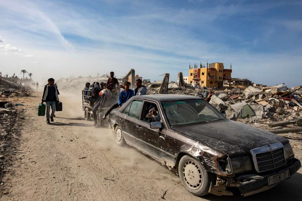 Rafah (-), 19/01/2025.- Internally displaced Palestinians on their way to Rafah, southern Gaza Strip, 19 January 2025, amid a ceasefire between Israel and Hamas. Israel and Hamas agreed on a hostage release deal and a Gaza ceasefire to be implemented on 19 January 2025. More than 46,000 Palestinians have been killed in the Gaza Strip, according to the Palestinian Ministry of Health, since Israel launched a military campaign in the strip in response to a cross-border attack led by the Palestinian militant group Hamas on 07 October 2023, in which about 1,200 Israelis were killed and more than 250 taken hostage. EFE/EPA/HAITHAM IMAD