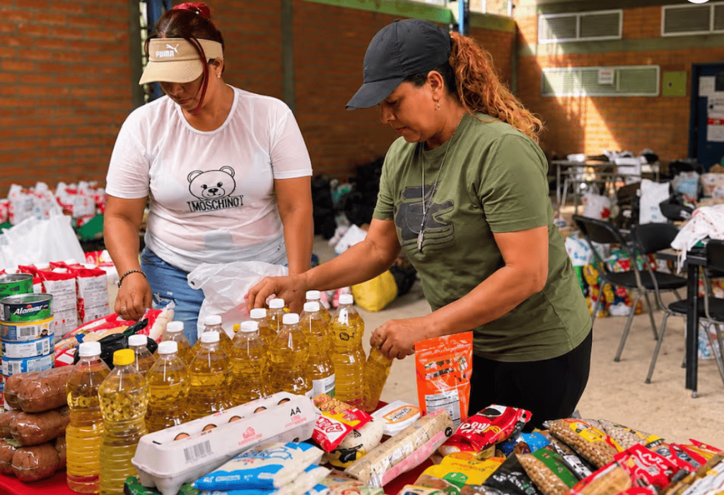 Los puntos de acopio en Medellín funcionan en bancos de alimentos, parques biblioteca, la Terminal del Norte, la Universidad EAFIT y el hall de la Alcaldía. Las donaciones son canalizadas en articulación con la Asociación de Bancos de Alimentos de Colombia.