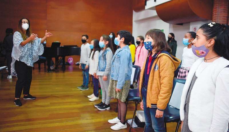 Cada sábado, a las 10 de la mañana, casi 20 niños y niñas ensayan para poder hacer su debut el próximo 24 de noviembre en la plaza de Bolívar. / Gustavo Torrijos