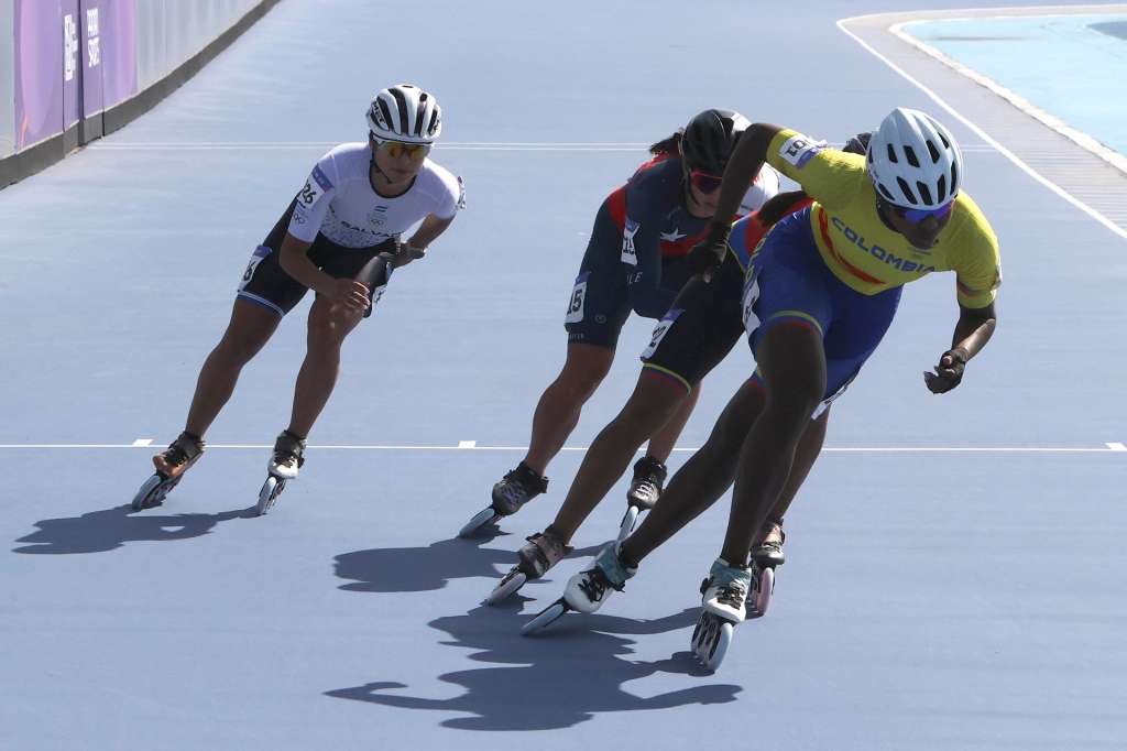 AMDEP1220. LUQUE (PARAGUAY), 20/08/2025.- Kollin Castro (adelante) de Colombia compite en la categoría patinaje velocidad 500 metros distancia individual femenino, en los II Juegos Panamericanos Junior ASU 2025 este miércoles, en Luque (Paraguay). EFE/Rodrigo Sepulveda
