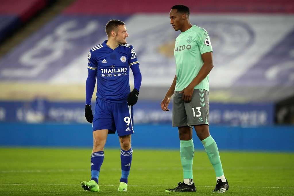 Jamie Vardy, delantero del Leicester, y Yerri Mina, defensor colombiano del Everton.