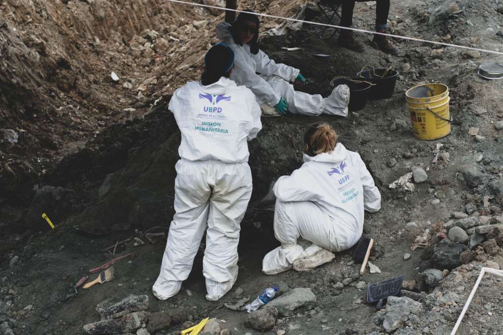 Clara Betancur y Andra Gómez forman parte del grupo especializado de la Unidad de Búsqueda que encontró esta semana restos humanos en La Escombrera de Medellín. Aquí seguían su labor como antropólogas forenses.