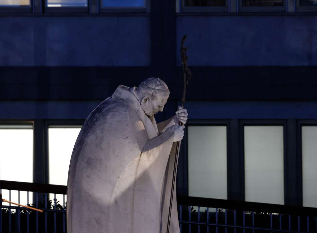 Rome (Italy), 30/03/2023.- A statue of late Pope Saint John Paul II outside the Agostino Gemelli Hospital where Pope Francis was hospitalized the previous day, in Rome, Italy, 30 March 2023. Pope Francis was hospitalized on 29 March following a respiratory infection (excluding Covid-19) which will require a few days of appropriate hospital medical therapy, according to the Vatican. (Papa, Italia, Roma) EFE/EPA/GIUSEPPE LAMI