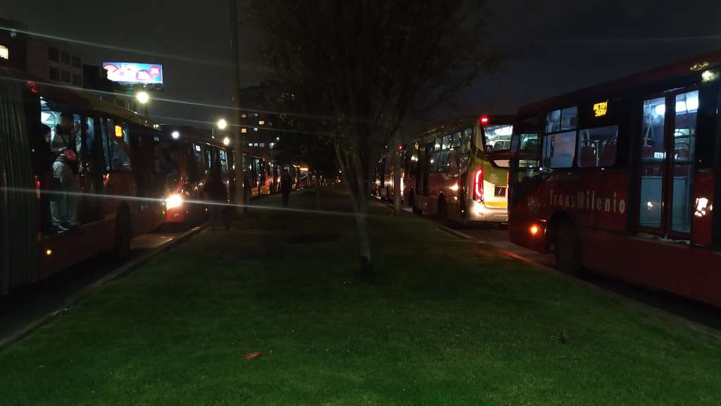 Por las manifestaciones en la Avenida Caracas con calle 14, también se afectó el servicio en la troncal de las Américas. / Tomado de Twitter: @YilverDiaz_